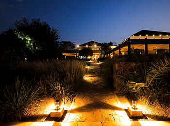 Salt of Akagera Lodge: Abendstimmung Hotelanlage