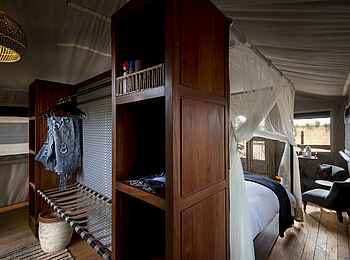 Somalisa Expeditions Camp: Garderobe und Bett