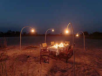 Nkonzi Bush Camp: Dinner beim Schein der Laternen Nkonzi Bush Camp: Dinner beim Schein der Laternen