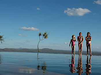 Ol Malo: Kinder am Pool