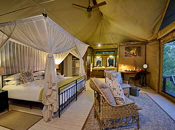 Ghoha Hills Savuti Lodge: Luxury Standard Tent Blick hinein