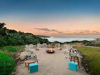 GweGwe Beach Lodge: Lagerfeuer bei Sonnenuntergang