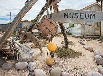 Hoanib Skeleton Coast Camp: Museumseingang Hoanib Skeleton Coast Camp: Museumseingang