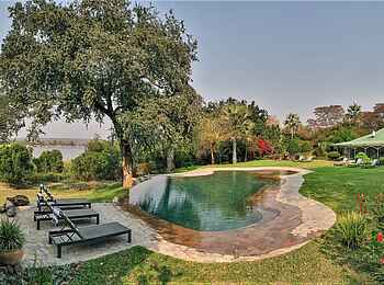 The River Farmhouse: Pool und Farmhouse