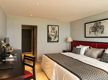 Akagera Game Lodge: Doppelbett und Schreibtisch Akagera Game Lodge: Doppelbett und Schreibtisch