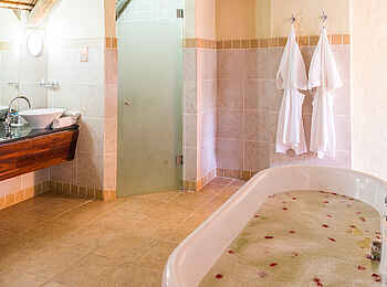 David Livingstone Safari Lodge: Frisch eingelassenes Bad David Livingstone Safari Lodge: Frisch eingelassenes Bad