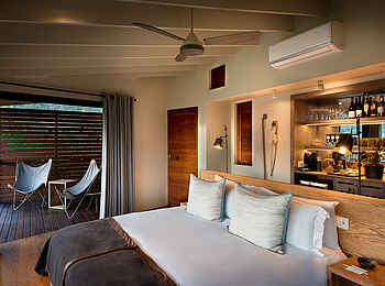 Marataba Mountain Lodge: Bett und angrenzende Terrasse Marataba Mountain Lodge: Bett und angrenzende Terrasse