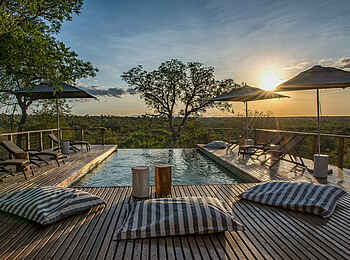 Simbavati Hilltop Lodge: Der Pool im Abendlicht