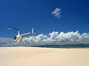 Time + Tide Miavana: Hubschrauberanflug auf Sandbank