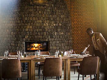 Bisate Lodge: Essbereich vor dem Kamin Bisate Lodge: Essbereich vor dem Kamin