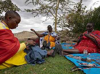 Borana Lodge: Borana Lodge: Frauen knüpfen Perlen Borana Lodge: Borana Lodge: Frauen knüpfen Perlen