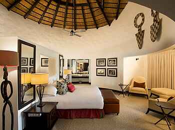 Dulini River Lodge: Doppelbett einer Suite