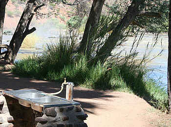 Epupa Falls Lodge: Die Lodge liegt am Flussufer