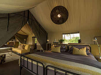 Gomoti Plains Camp: Luxury Family Tent Blick hinein