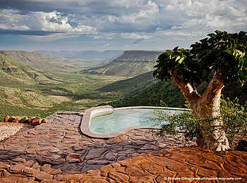 Grootberg Lodge: Blick über den Pool