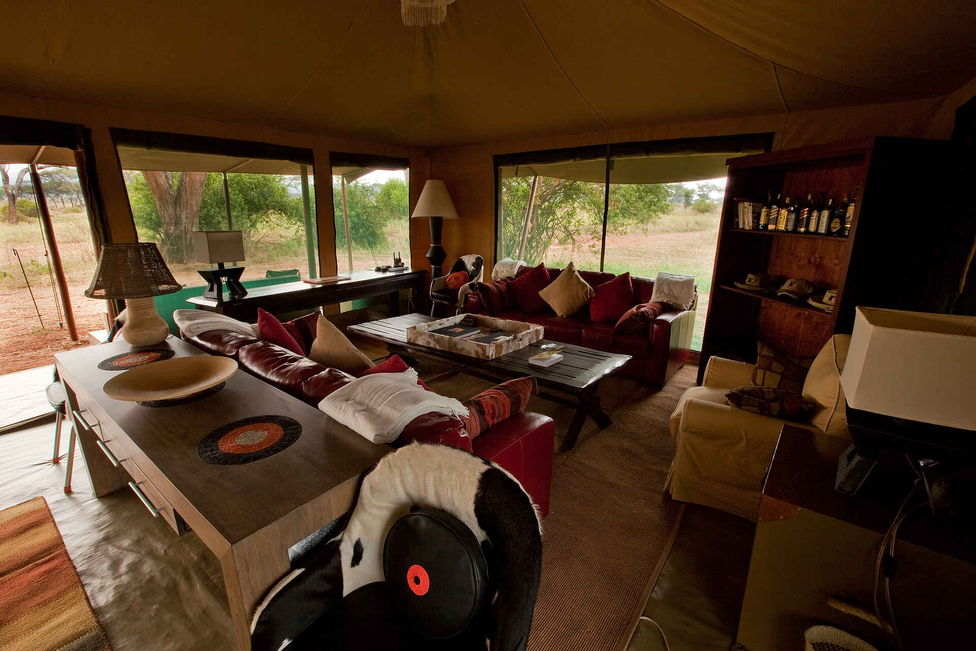 Lemala Ewanjan: Lounge Lemala Camps, Lemala Ewanjan, Serengeti, afrikarma, afrikarma Safaris, afrikarma.de, Lounge, Sessel, Sofa