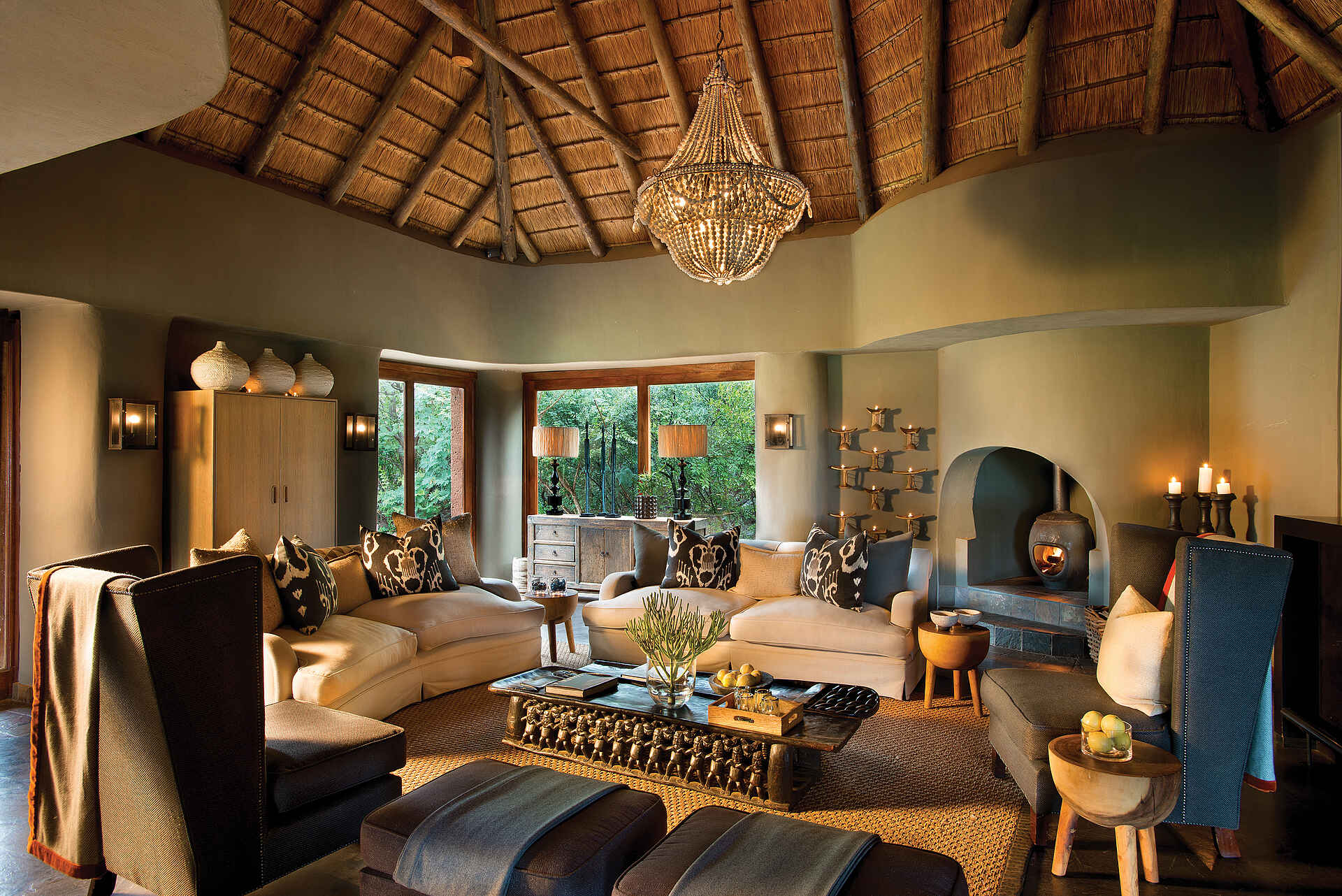Madikwe Safari Lodge Lelapa: Lounge der Suite mit Kamin big 5, madikwe game reserve, madikwe safari lodge lelapa, onelife more, südafrika, kamin, lounge, suite, afrikarma, afrikarma safaris, afrikarma safaris - wildnis. hautnah., afrikarma.de
