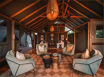 Mokolwane Camp: Sessel in der Lounge