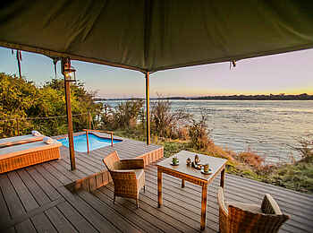 Old Drift Lodge: Die Veranda mit Blick auf den Sambesi Old Drift Lodge: Die Veranda mit Blick auf den Sambesi