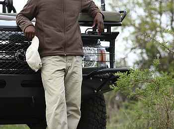 Phinda Mountain Lodge: Angestellter am Safarifahrzeug Phinda Mountain Lodge: Angestellter am Safarifahrzeug