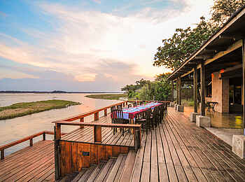 Royal Zambezi Lodge: Deck vor der Lodge