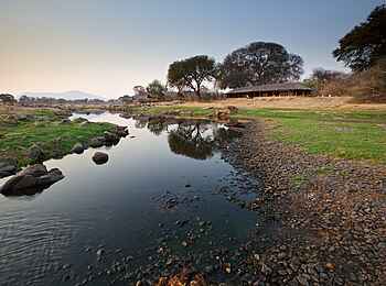 Ruaha River Lodge: Blick zum Riverside Restaurant Ruaha River Lodge: Blick zum Riverside Restaurant