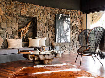 Singita Boulders Lodge: Sitzecke in der Lounge