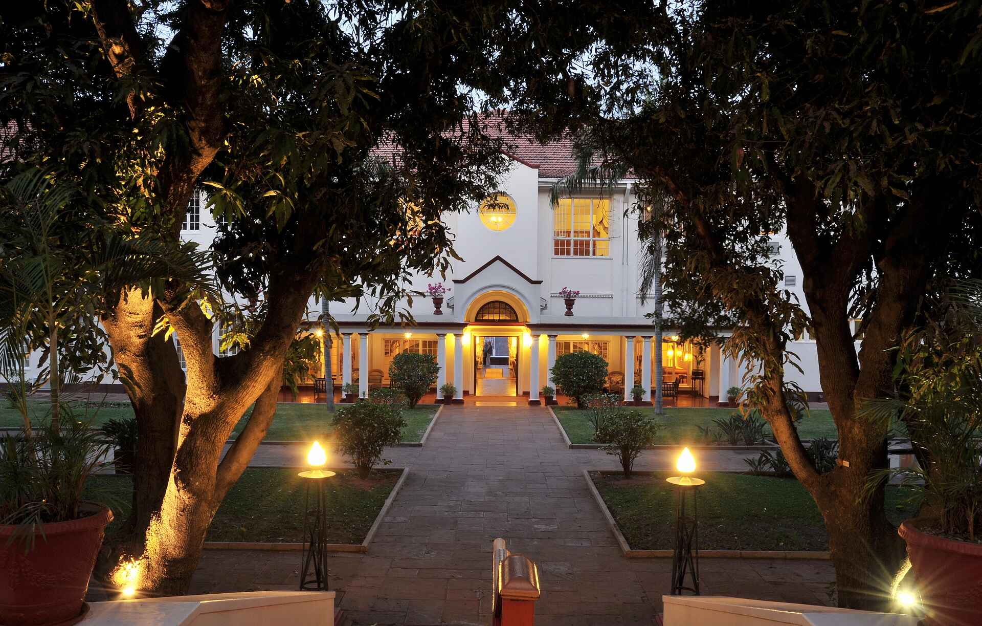 africa, african sun, african sun hotels, afrika, afrikarma, angeln, auszeichnung, award, bilder, buchen, buchung, bungee jumping, elefant, extremsport, familie, fischen, fly and transfer, hotel, information, informieren, kanu, kinder, leading hotels of the world, pirschfahrten, planen, planung, rafting, reise, reisen, safari, sambesi, sambesi-nationalpark, selbstfahrer, simbabwe, spa, stables wing, tennis, urlaub, victoria falls, victoria falls bridge, victoria falls hotel, victoria falls national park, victoria falls nationalpark, victoria falls stadt, victoria falls town, victoriafälle, viktoriafälle, wasserfall, wasserfälle, www.afrikarma.de, zambezi, zambezi national park, zimbabwe, ansicht, außenanlage, central facilities, eingang, garten, gebäude, hauptbereich, hauptgebäude, main area, main building, pfad, weg, zentrale Einrichtungen