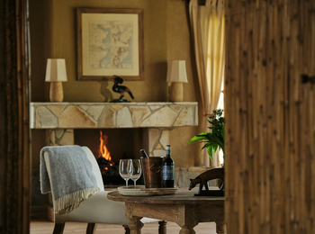 Volcanoes Kibale Lodge: Ein offener Kamin