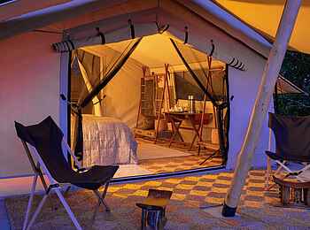 Camp Maru: Schlafzelt mit kleiner Terrasse