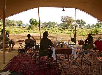 Chula Island Flycamp: Teppiche im Hauptzelt Chula Island Flycamp: Teppiche im Hauptzelt