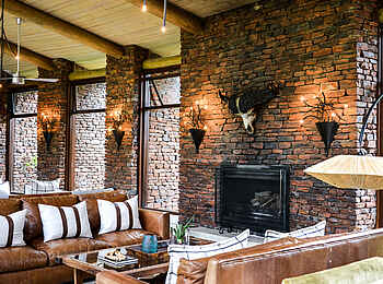 Marataba Safari Lodge: Sofaecke mit Kamin