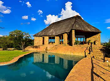 Matobo Hills Lodge: Hauptgebäude am Felsenpool Matobo Hills Lodge: Hauptgebäude am Felsenpool