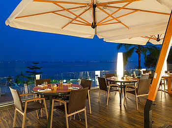 Radisson Blu Brazzaville: Die Dachterrasse bei Nacht Radisson Blu Brazzaville: Die Dachterrasse bei Nacht