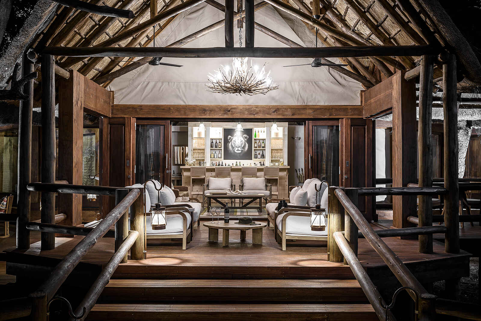 Sanctuary Chief's Camp Geoffrey Kent Suite: Blick ins Wohnzimmer Sanctuary Chief's Camp Geoffrey Kent Suite: Blick ins Wohnzimmer