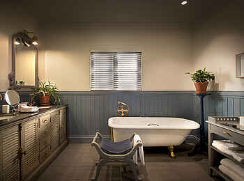 Stanley and Livingstone Boutique Hotel: Badezimmer mit Waschbecken und Handtuchablage Stanley and Livingstone Boutique Hotel: Badezimmer mit Waschbecken und Handtuchablage