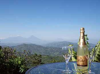 Clouds Mountain Gorilla Lodge: Frühstückssekt mit Blick zu den Virungas