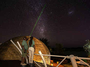 Ila Safari Lodge: Das Aussichtsdeck bei Nacht