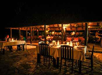 Kiambi Camp: Dinnertische Kiambi Camp: Dinnertische