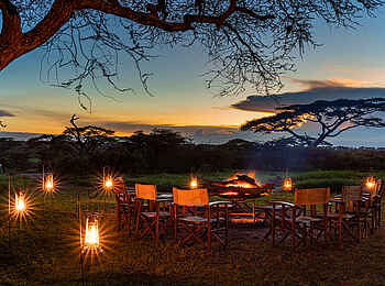 Lemala Mara Tented Camp: Sonnenuntergang am Lagerfeuer Lemala Mara Tented Camp: Sonnenuntergang am Lagerfeuer