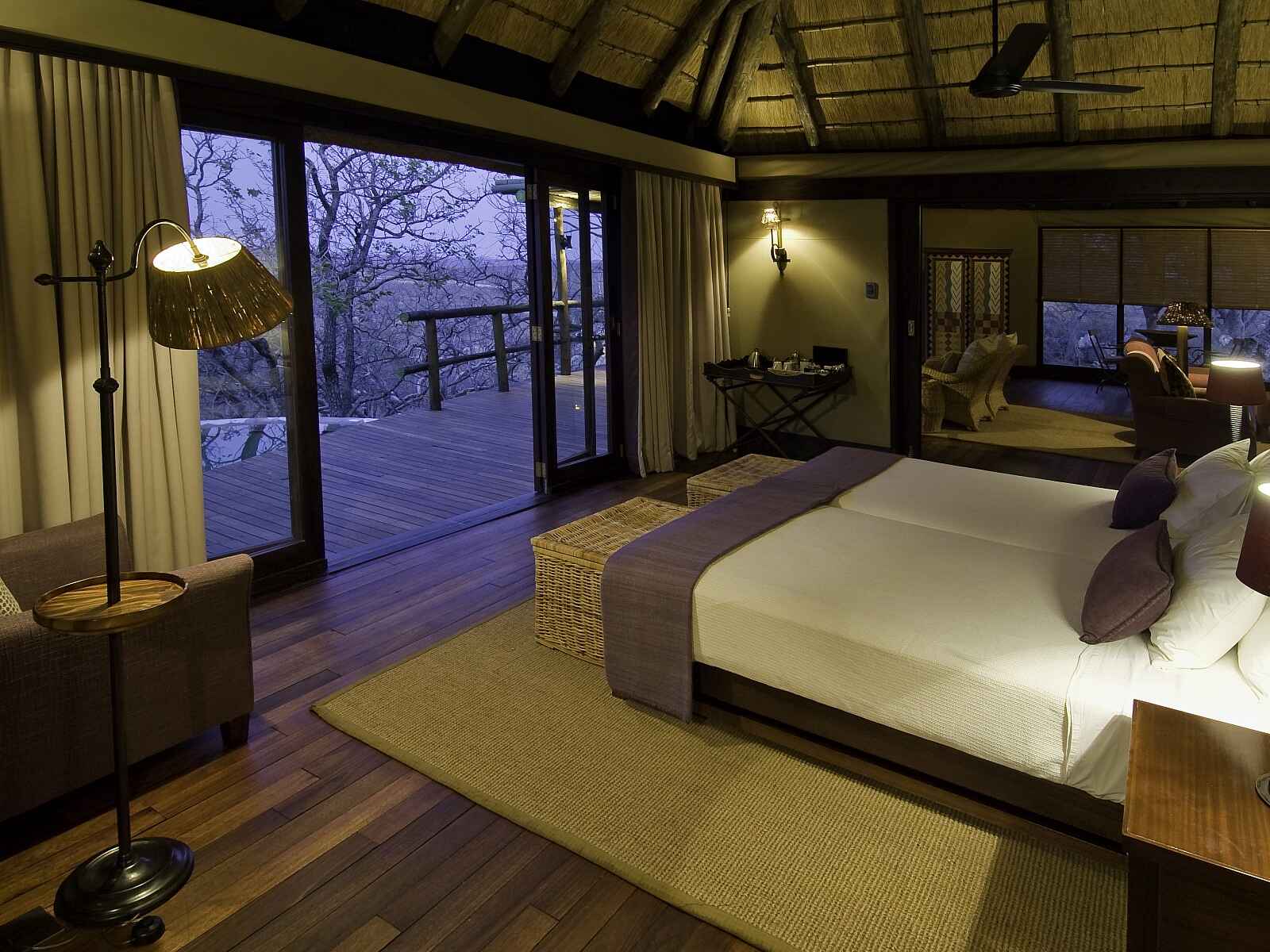 Little Ongava: Gästesuite mit Blick hinaus aufs Deck Little Ongava: Gästesuite mit Blick hinaus aufs Deck