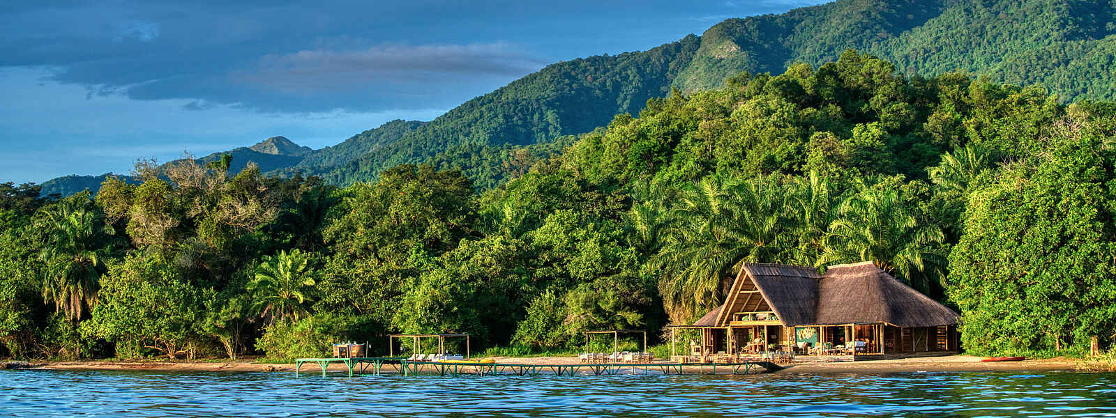 Mbali Mbali Mahale Lodge: Blick auf die Lodge und die Berge Mbali Mbali Mahale Lodge: Blick auf die Lodge und die Berge