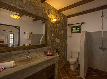 Rivertrees Country Inn: Gartenzimmer Bad und Toilette