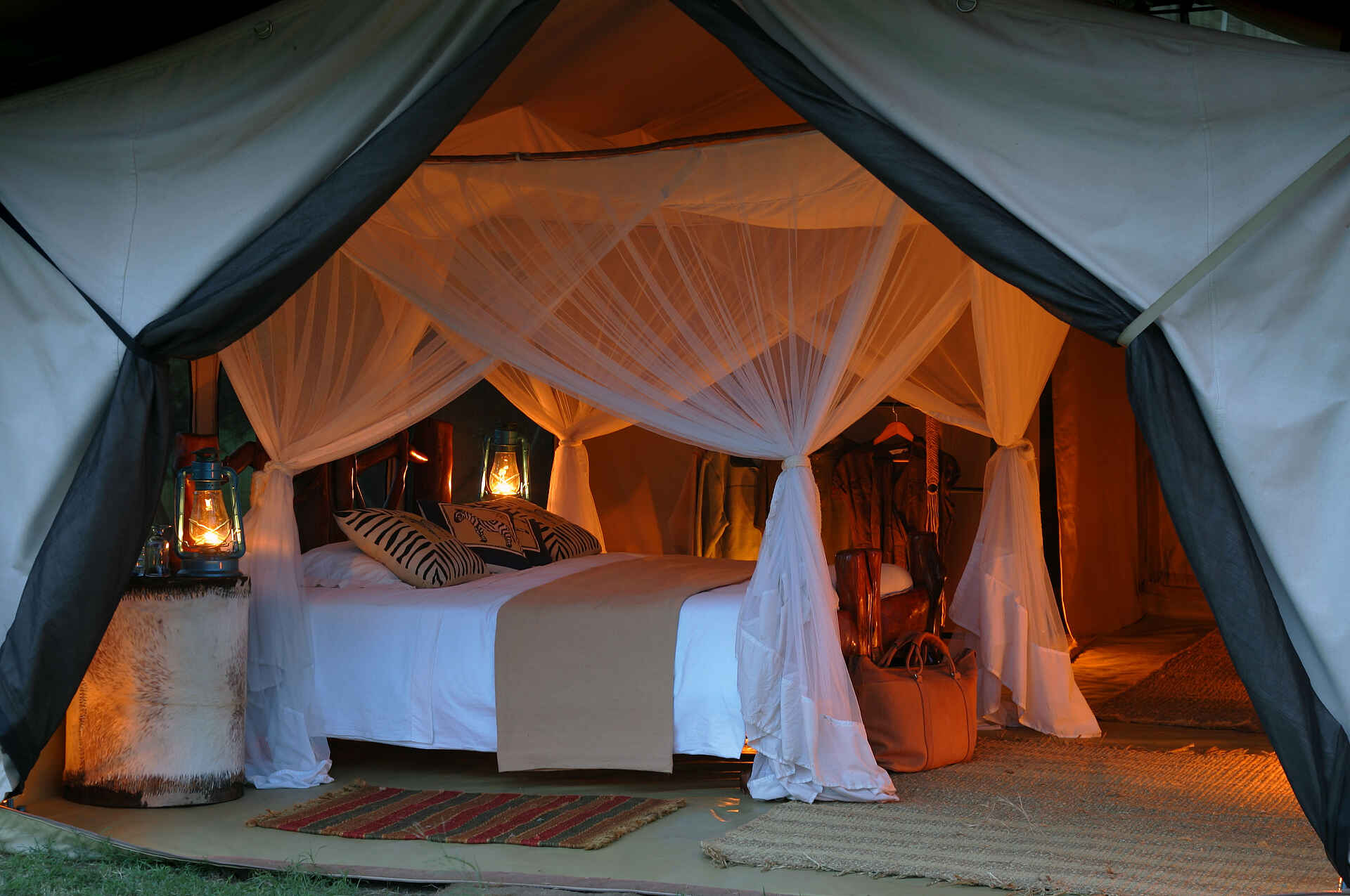 4 sterne, africa, afrika, afrikanischer wildhund, afrikarma, bilder, birding, buchen, buchung, büffel, buschwanderungen, elefant, familie, gallerie, geführte buschwanderungen, guided walks, heißluftballon, information, informerien, intim, kenia, kenya, kinder, kinderprogramm, klein, leopard, löwe, mara north conservancy, massai, mnc, nachhaltigkeit, nachtpirschfahrten, pirschfahrten, privat, privatsphäre, reise, reisen, reiseveranstalter, riccardo orizio, safari, saruni, saruni wild, saruni wild camp, selbstfahrer, urlaub, vollpension, west kenya, western kenya, westkenia, www.afrikarma.de, bett, einrichtung, gästeunterkunft, gästezelt, guest building, guest facilities, interieur, schlafzimmer, zelt