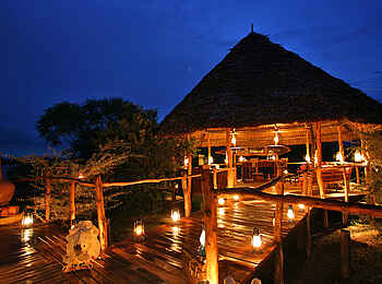 Selous Impala Camp: Steg zur Lounge bei Nacht
