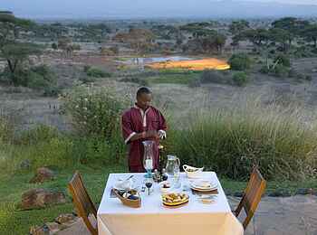 Tortilis Camp: Romantisches Dinner im Freien Tortilis Camp: Romantisches Dinner im Freien