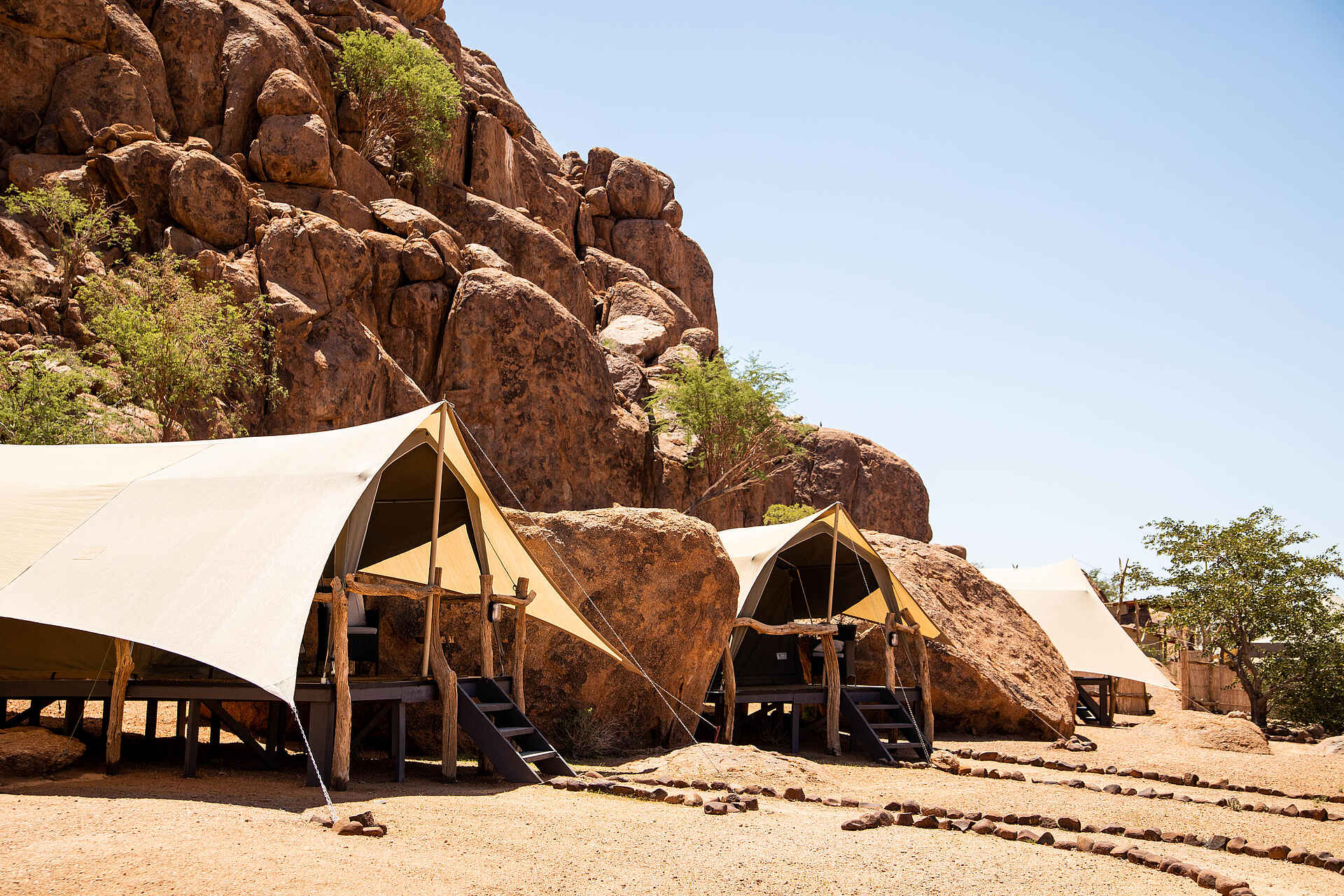 Twyfelfontein Adventure Camp: Blick auf die Standard Zelte