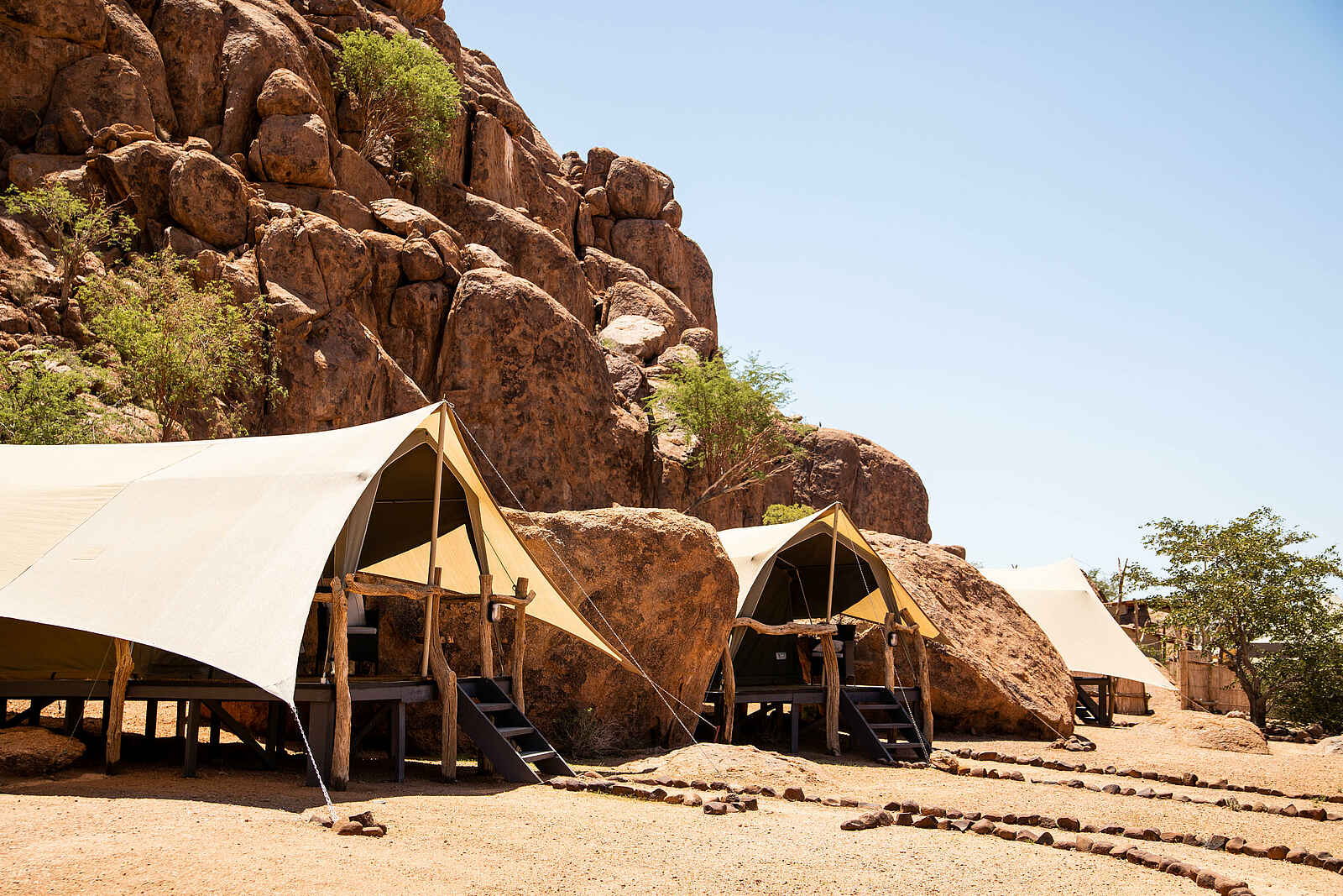 Twyfelfontein Adventure Camp: Blick auf die Standard Zelte Twyfelfontein Adventure Camp: Blick auf die Standard Zelte