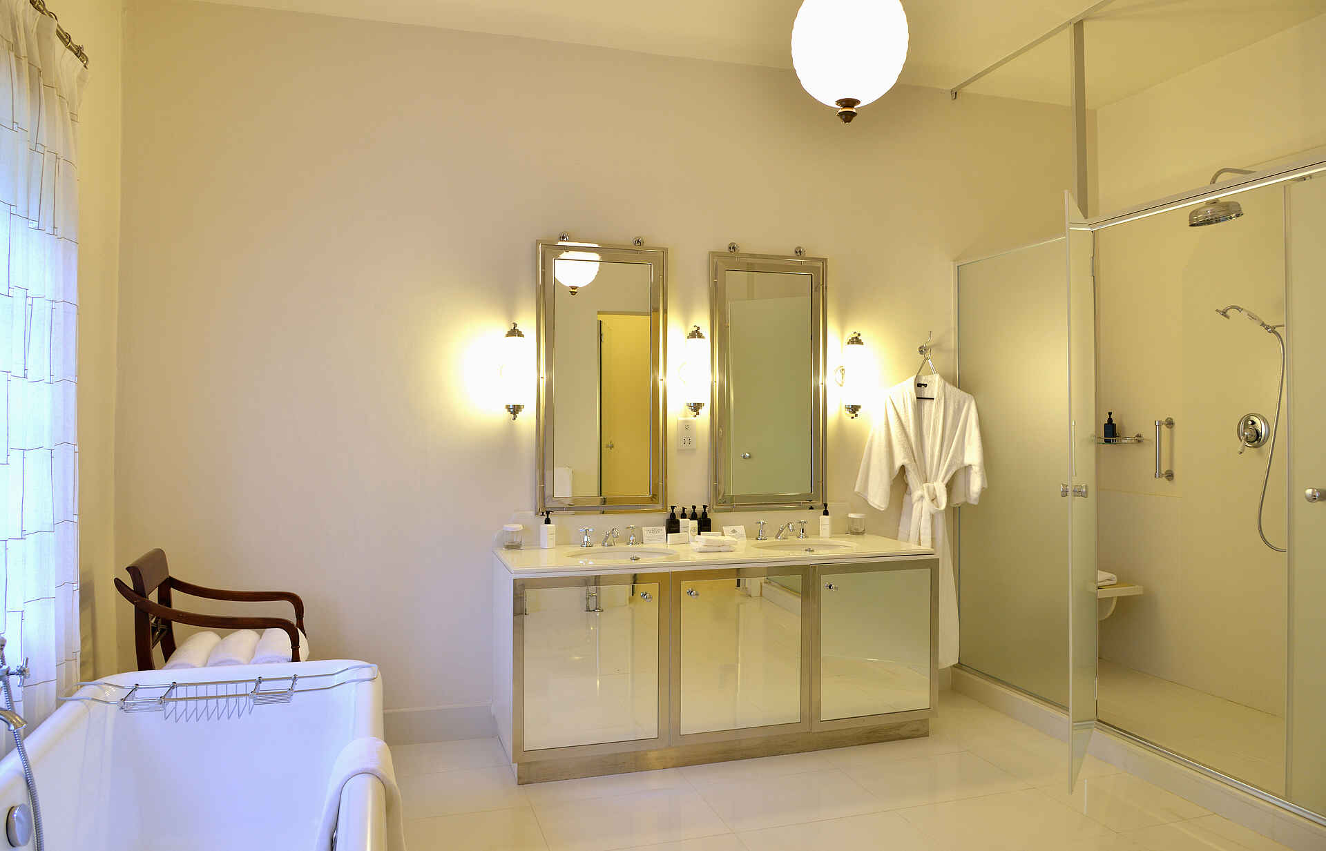 PK-2, africa, african sun, african sun hotels, afrika, afrikarma, angeln, auszeichnung, award, bilder, buchen, buchung, bungee jumping, elefant, extremsport, familie, fischen, fly and transfer, hotel, information, informieren, kanu, kinder, leading hotels of the world, pirschfahrten, planen, planung, rafting, reise, reisen, safari, sambesi, sambesi-nationalpark, selbstfahrer, simbabwe, spa, stables wing, tennis, urlaub, victoria falls, victoria falls bridge, victoria falls hotel, victoria falls national park, victoria falls nationalpark, victoria falls stadt, victoria falls town, victoriafälle, viktoriafälle, wasserfall, wasserfälle, www.afrikarma.de, zambezi, zambezi national park, zimbabwe, bad, badewanne, badezimmer, dusche, gästeunterkunft, guest facilities, guest room, präsidentensuite, suite, unterkunft, waschbecken, waschtisch, zimmer