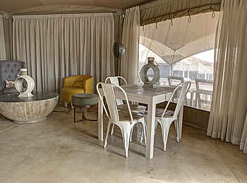 Desert Hills Glamping: Aufenthaltsbereich in einem Zelt Desert Hills Glamping: Aufenthaltsbereich in einem Zelt